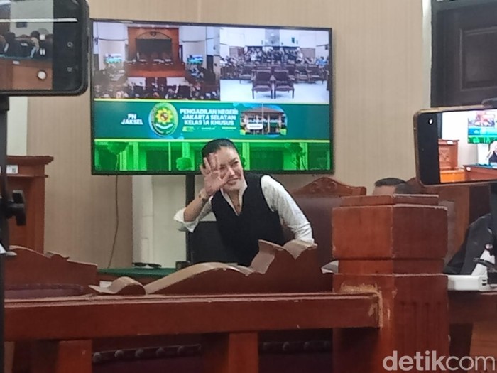 Nikita Mirzani Nikita Mirzani mendengarkan pembacaan tuntutan di Pengadilan Negeri Jakarta Selatan, Kamis (9/10/2025).