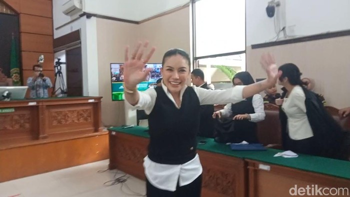 Nikita Mirzani mendengarkan pembacaan tuntutan di Pengadilan Negeri Jakarta Selatan, Kamis (9/10/2025).