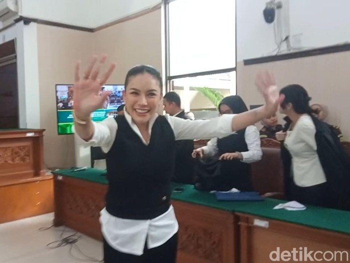 Nikita Mirzani Nikita Mirzani mendengarkan pembacaan tuntutan di Pengadilan Negeri Jakarta Selatan, Kamis (9/10/2025).