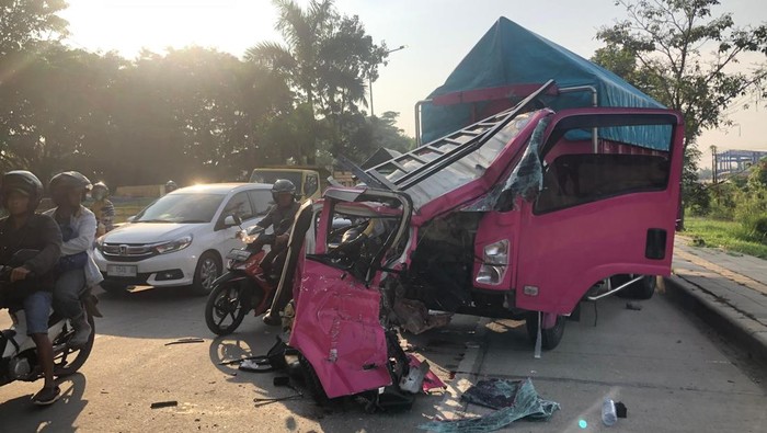 Kondisi truk dan tronton usai terlibat kecelakaan maut.