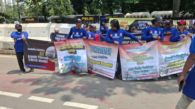 Pantauan Aksi Demo Peternak KPUN di Monas, Jakarta, Kamis (9/10/2025). (CNBC Indonesia/Chandra)