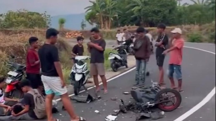 Dua sepeda motor terlibat kecelakaan di Parepare, Sulsel, diduga akibat balap liar. Dua pengendara mengalami luka-luka dan dirawat di rumah sakit.