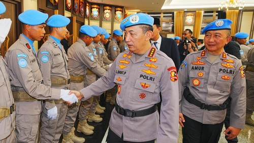 Kapolri Jendral Listyo Sigit memberi semangat polisi yang terpilih dan tergabung dalam Pasukan Garuda Bhayangkara FPU 7 MINUSCA, Selasa (7/10/2025). (Dok Polda Bali).