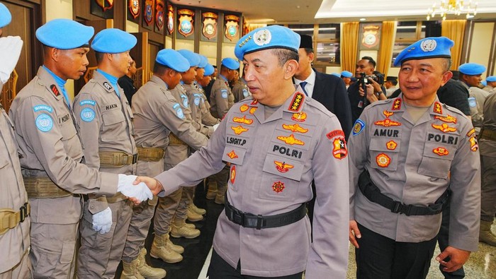 Kapolri Jendral Listyo Sigit memberi semangat polisi yang terpilih dan tergabung dalam Pasukan Garuda Bhayangkara FPU 7 MINUSCA, Selasa (7/10/2025). (Dok Polda Bali).