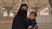Barakallah fii umrik, Kenzo sayang. 4 tahun sudah kamu hadir mewarnai hidup ini dengan penuh tawa dan doa. Semoga Allah selalu limpahkan kesehatan, kebahagiaan, dan menjaga langkahmu, menuntun hatimu jadi anak yang sholeh, lembut hatinya, dan besar cintanya pada Allah dan Rasul-Nya. Tumbuhlah jadi anak yang beriman, cerdas, dan berakhlak indah. Aamiin. Ya Allah, jika aku tidak bisa selalu berada di sisi mereka, maka titipkan cinta dan perlindungan-Mu dalam hidup mereka. Doa mama selalu menyertaimu di setiap napas dan langkah kecilmu. I love you Nak, tulis Paula Verhoeven dalam Instagram miliknya dilihat detikcom, Jumat (10/10/2025). Foto: dok instagram Paula Verhoeven