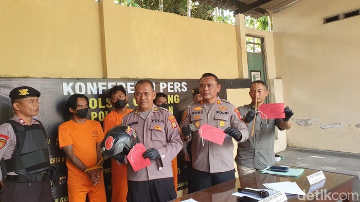 Polisi menangkap tiga pria terkait aksi pengeroyokan di Sleman, Kamis (9/10/2025).