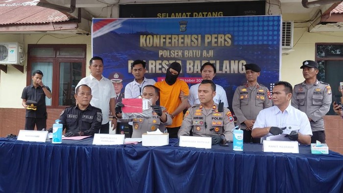 -Pelaku penikaman di kamar kos kawasan Tanjung Uncang, Batu Aji, Batam saat diamankan polisi.(Dok Polresta Barelang)