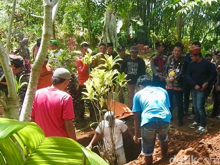 Pembongkaran makam siswa SD di Wonosobo yang diduga korban bullying, Kamis (9/10/2025).