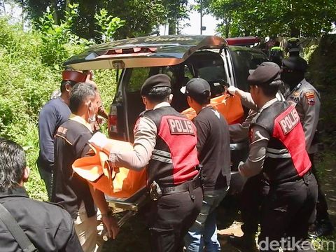 Pembongkaran makam siswa SD di Wonosobo yang diduga korban bullying, Kamis (9/10/2025).