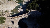 Lembah Sungai Vjosa, yang membentang dari Yunani utara hingga Laut Adriatik, menjadi rumah bagi berang-berang, burung nasar Mesir, dan tumbuhan langka. Foto: REUTERS/Florion Goga
