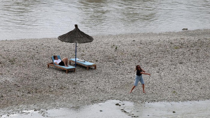 Penampakan Situs UNESCO Terancam Polusi dan Pembangunan A drone view shows Vjosa River, recently designated a UNESCO site, near Mallakaster, Albania, October 5, 2025. REUTERS/Florion Goga