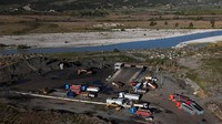 Pemandangan drone menunjukkan lokasi pengolahan bitumen di samping Sungai Vjosa. Di balik panorama megah lembah Vjosa, sumur minyak dan lubang aspal berdiri di sepanjang sungai, menandai ancaman nyata bagi warisan alam Albania. Foto: REUTERS/Florion Goga