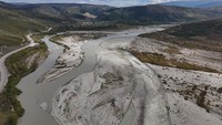 Pemandangan drone menunjukkan Sungai Vjosa. Menteri Lingkungan Hidup Albania, Sofjan Jaupaj, berjanji menginvestasikan lebih dari 150 juta euro untuk menutup TPA dan membangun instalasi pengolahan limbah. Foto: REUTERS/Florion Goga