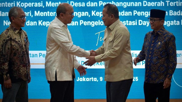Penandatanganan Keputusan Bersama terkait Percepatan Pembangunan Fisik dan Operasional Gerai dan Pergudangan Koperasi Desa. (Dok. ist)