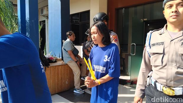 ersangka pencurian sepeda motor berinisial SM (31) yang diamankan tim Sat Reskrim Polresta Cilacap saat ungkap kasus, Kamis (9/10/2025).