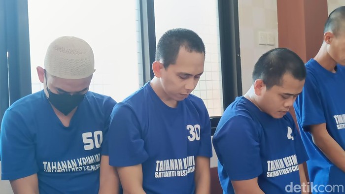Penampakan tiga maling gabah saat ungkap kasus di Polresta Cilacap, Kamis (9/10/2025).