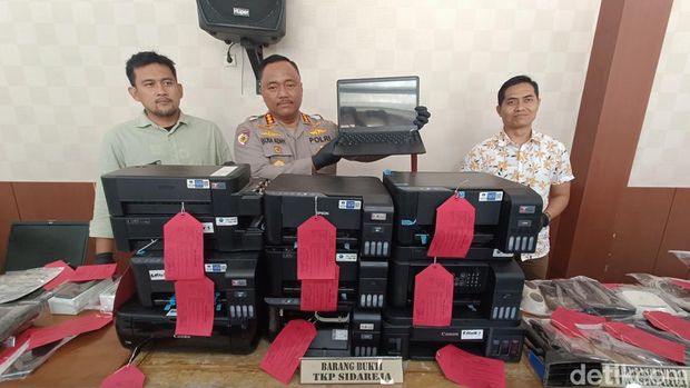 Rilis kasus pencurian dengan bobol sekolah di Polresta Cilacap, Kamis (9/10/2025).