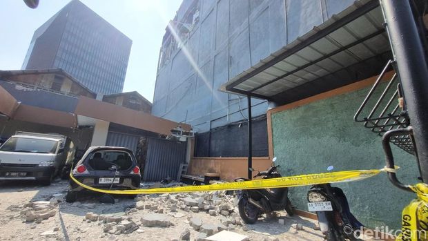 Penempakan gedung farmasi usai ledakan di Pondok Aren, Tangerang Selatan.