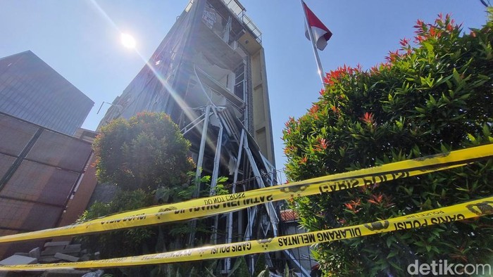 Penempakan gedung farmasi usai ledakan di Pondok Aren, Tangerang Selatan. Penempakan gedung farmasi usai ledakan di Pondok Aren, Tangerang Selatan.