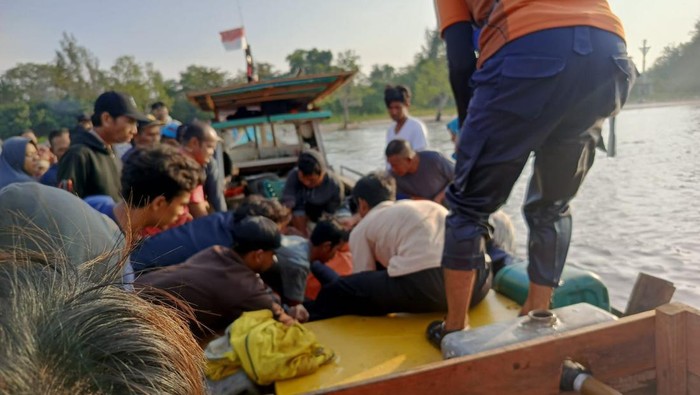 Penemuan siswa MTs tenggelam di Pantai Anjir Ketapang.