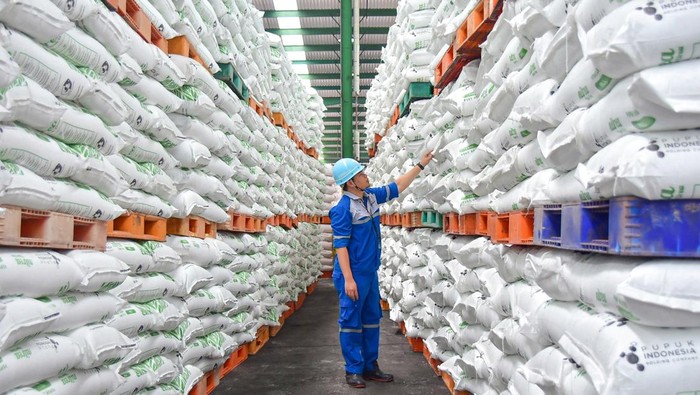 Pengecekan stok pupuk subsidi di gudang Pusri.