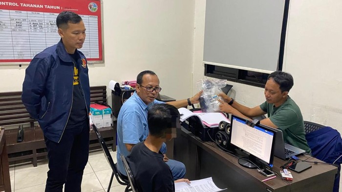 Polisi menginterogasi FP (23) yang diduga pengedar narkoba di Banyumas Kamis (9/10/2025).