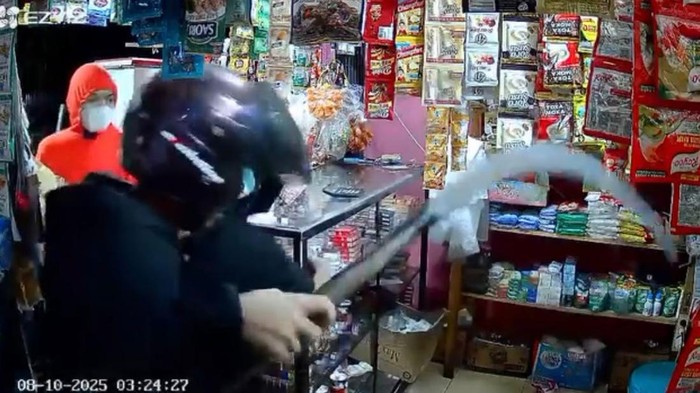 Rekaman CCTV sekelompok remaja geng motor menjarah warung 24 jam di Jambi