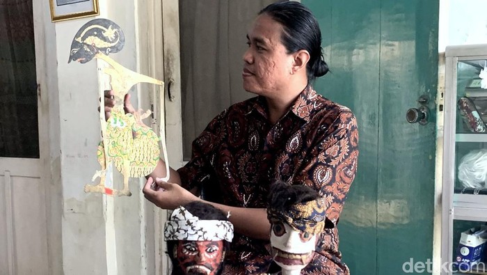 Perajin Wayang Klitik di Surabaya Perajin Wayang Klitik di Surabaya