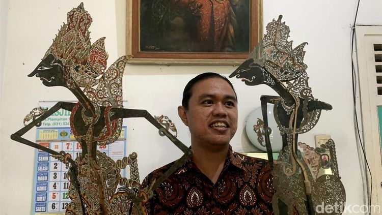 Potret Pemuda Surabaya yang Lestarikan Wayang Kulit