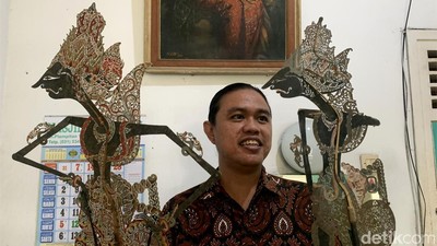Potret Pemuda Surabaya yang Lestarikan Wayang Kulit