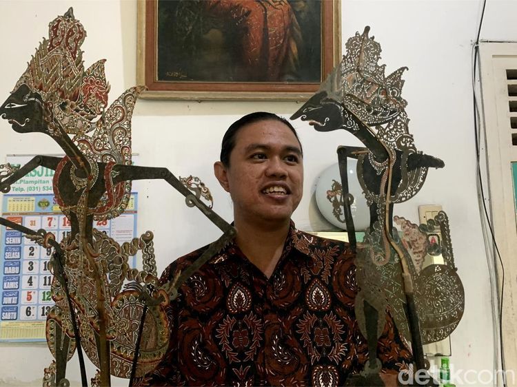 Potret Pemuda Surabaya yang Lestarikan Wayang Kulit
