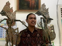 Potret Pemuda Surabaya yang Lestarikan Wayang Kulit