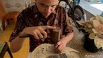 Potret Pemuda Surabaya yang Lestarikan Wayang Kulit