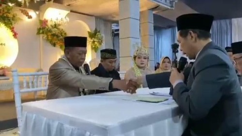 Tarman (74) saat ijab kabul dengan mahar Rp 3 miliar di Desa Jeruk, Kecamatan Bandar, Pacitan