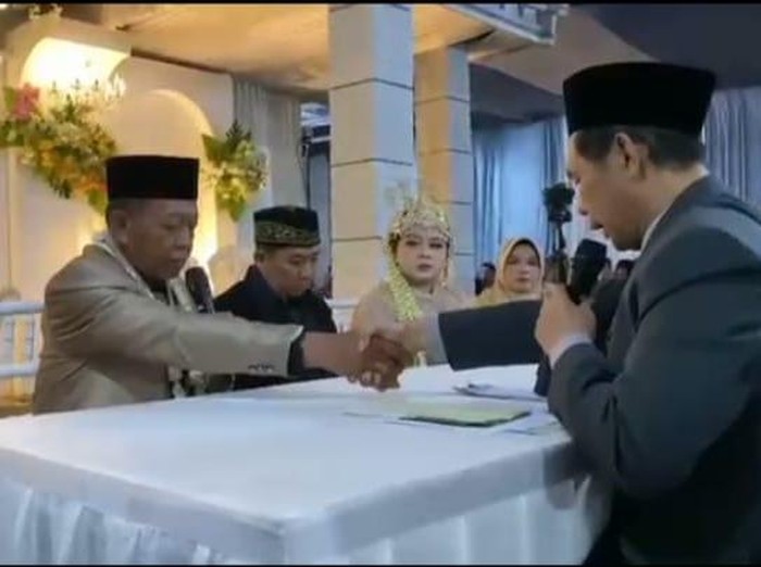 Tarman (74) saat ijab kabul dengan mahar Rp 3 miliar di Desa Jeruk, Kecamatan Bandar, Pacitan
