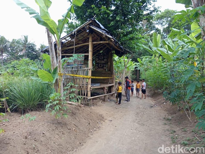 Gubuk yang berada di Dusun Gedongan Kidul, Desa Bondowoso, Kecamatan Mertoyudan, Kabupaten Magelang diduga untuk pesta miras oplosan, Kamis (9/10/2025).