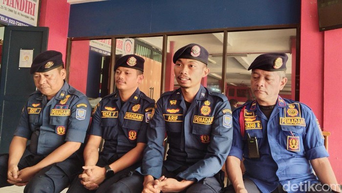 Pleton III Dinas Pemadam Kebakaran dan Penyelamatan (DPMKP) Kota Bandung, para personel yang mengevakuasi macan tutul masuk hotel di Kota Bandung