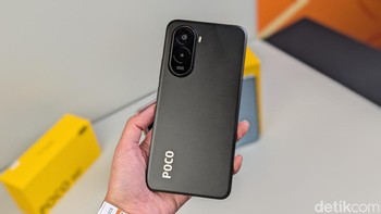 Poco M7 varian warna Black yang polos. Kinerja ponsel ini didukung chipset Snapdragon 685 dengan RAM 8GB dan memori internal 256GB. Foto: Virgina Maulita Putri/detikINET