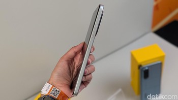 Di sisi kanan ponsel terdapat tombol power dan volume. Fitur unggulan Poco M7 adalah baterai jumbo 7.000 mAh yang diklaim dapat dipakai memainkan game MLBB hingga 9 jam hanya dengan sekali pengisian. Foto: Virgina Maulita Putri/detikINET