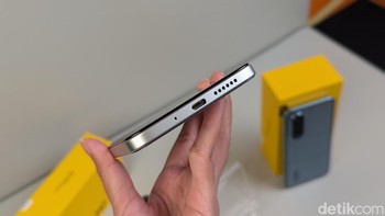 Ponsel ini didukung pengisian cepat 33W. Berkat baterainya yang besar, ponsel ini bisa dipakai sebagai power bank untuk mengisi daya perangkat lain menggunakan fitur reverse wired charging 18W. Foto: Virgina Maulita Putri/detikINET