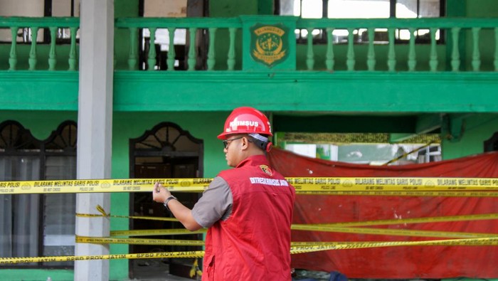 Polda Jatim Dalami Penyebab Ambruknya Musala di Ponpes Al Khoziny Sidoarjo Direktorat Reserse Kriminal Khusus (Ditreskrimsus) Polda Jatim memasang garis polisi untuk melakukan olah Tempat Kejadian Perkara (TKP) bangunan mushalla yang ambruk di Pondok Pesantren (Ponpes) Al Khoziny, Kecamatan Buduran, Sidoarjo, Jawa Timur, Kamis (9/10/2025). Polda Jawa Timur akan menyelidiki penyebab ambruknya mushalla pada saat santri menunaikan shalat Asar, Senin (29/9) di Pondok Pesantren Al Khoziny. ANTARA FOTO/Umarul Faruq/nym.