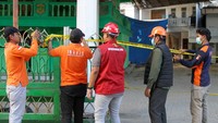 Pemasangan garis polisi untuk melakukan olah Tempat Kejadian Perkara (TKP). Olah TKP guna memastikan penyebab insiden. Foto: ANTARA FOTO/Umarul Faruq