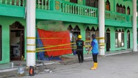 Tim Kesehatan dari Sidoarjo menyemprotkan disinfektan dan insektisida di area Pondok Pesantren (Ponpes) Al Khoziny. Penyemprotan tersebut untuk mencegah munculnya penyakit berbasis lingkungan akibat proses pembusukan jenazah korban musala ambruk. Foto: ANTARA FOTO/Umarul Faruq