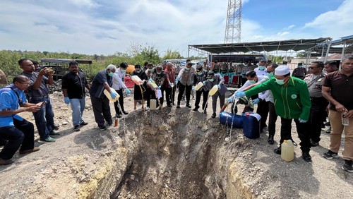 Polisi bersama Forkompimda saat memusnahkan ribuan liter miras di Polres TTS, NTT, Kamis (9/10/2025).
