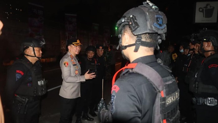 Polisi cek TKP ledakan di gedung farmasi di Pondok Areng, Tangsel