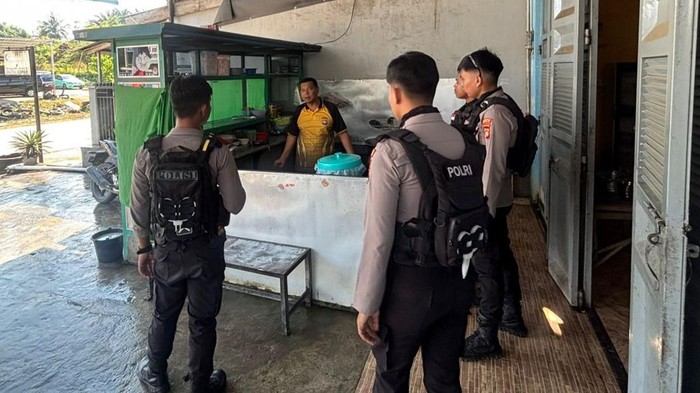 Polisi datang ke TKP pria mengamuk di Mamuju.