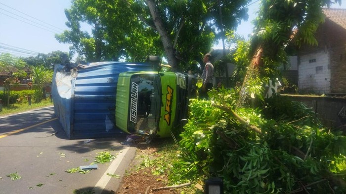 Polisi melakukan olah TKP kecelakaan truk boks di Jalan Denpasar-Gilimanuk tepatnya di Banjar Pangkung Buluh, Desa Kaliakah, Kecamatan Negara, Jembrana, Kamis (9/10/2025). (Foto: Dok. Polres Jembrana)