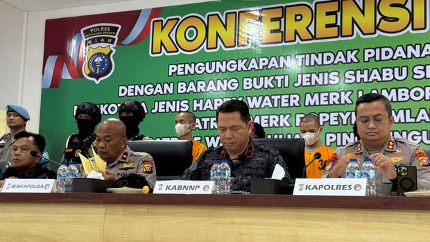 Polres Kepulauan Meranti menangkap 4 tersangka jaringan internasional narkoba dan menyita 30 kilogram sabu serta 24,3 kilogram Happy Water