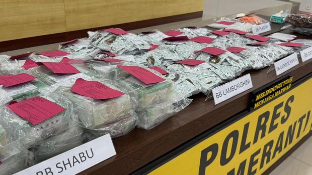 Polres Kepulauan Meranti menangkap 4 tersangka jaringan internasional narkoba dan menyita 30 kilogram sabu serta 24,3 kilogram Happy Water