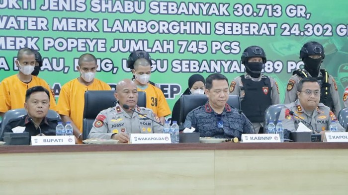 Polres Kepulauan Meranti menggagalkan penyelundupan 30 kilogram sabu dan menangkap 4 tersangka.